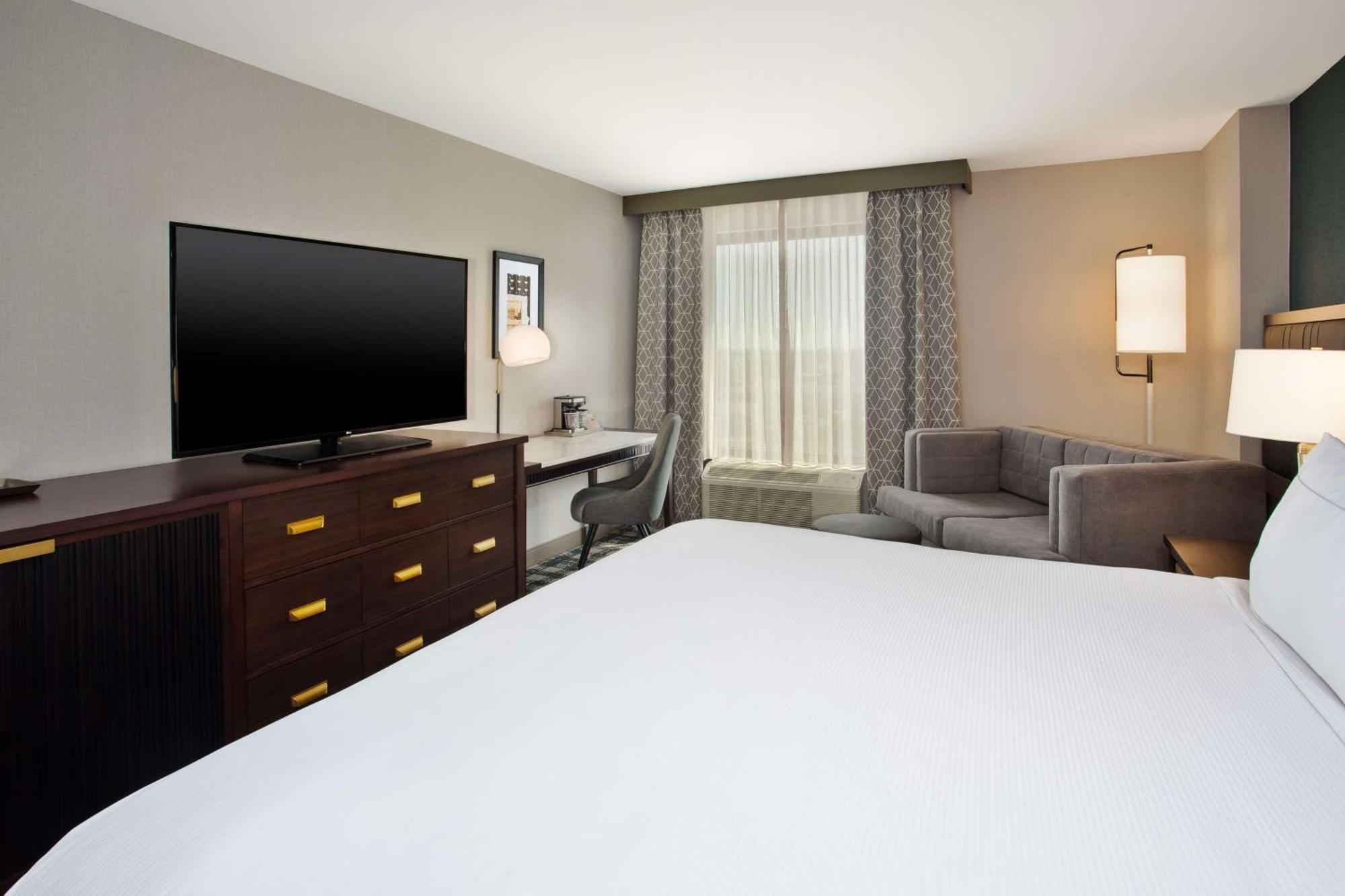 King Room Sofa Bed River View,1541008585:JPEG
